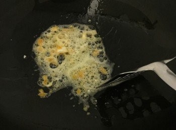 step4: 燒熱油鑊，中火加入蛋黃快炒至冒起少少泡香味突出，再加入苦瓜快炒，最後加入蛋白粒粒，若太咸可加少許糖上碟即成