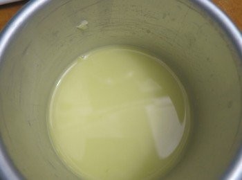 step4: 鮮奶+薑汁+糖用小火煮至糖溶
待涼後加入蛋白打發拌勻
將麵團分成5份，捏入撻模內，並在底部用叉刺孔
烤箱預熱200度
把鮮奶蛋白倒入至8分滿，入爐（最底層）烤15分鐘即成