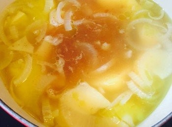 step4: 加入日式咖哩磚，煮至咖哩磚完全溶化及滾起。