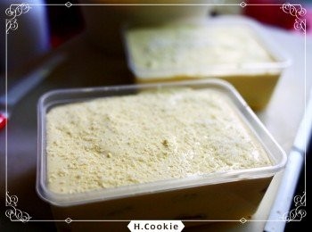 step4: 最上方可撒上適量椰子粉裝飾， 冰入冰箱冷凍8-10小時，即可取出食用