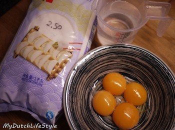 step1: 燒賣皮材料:麵粉280克、雞蛋1顆即可(圖稍有誤)、溫水160ml、鹽1茶匙。