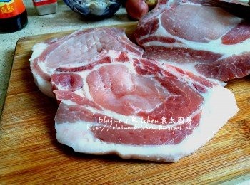 step1: 豬扒洗淨抹乾水份 , 用刀背拍一拍鬆兩面