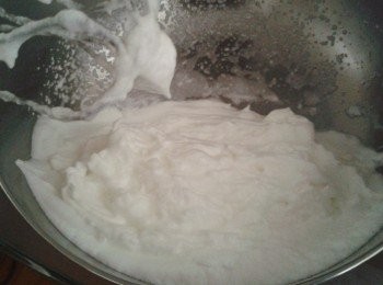 step2: 先將四隻蛋白和蛋黄分開。先用電動攪拌器打蛋白，有泡沫出現時，下20克糖，不停打發至末端堅挺，需打約6至8分鐘