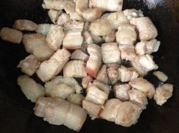 step4: 香菇盛出備用。放入五花肉塊，稍稍煎出油脂～