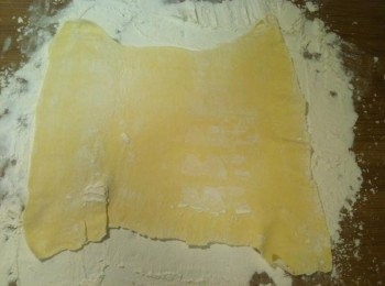 step3: 製作捲皮：用長筷子將冷凍起酥片桿薄。