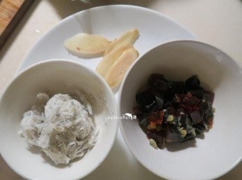 step1: 莧菜切段備用. 吻仔魚備用 薑片備用 皮蛋先蒸過在切成丁狀