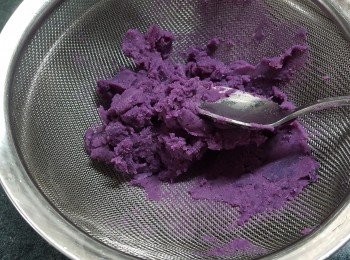 step5: 將紫薯過一次篩,會令紫薯更滑