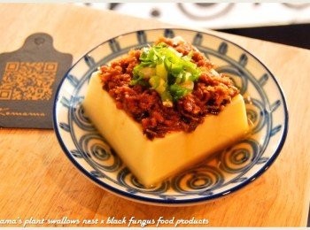 step5: 最後灑上些許蔥花，淋上芙蓉豆腐附贈的醬汁，即可立馬動口享用美味。