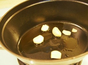 step3: 用麻油爆香蒜頭。