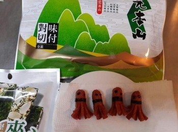 step3: 這時利用海苔裝飾成章魚的眼睛~及頭圍