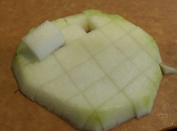 step2: 把所有切出之瓜肉切粒，放回瓜裡
cut all the removed spaghetti squash into cubes and put back 