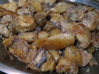 step4: 蒜頭、紅葱頭和薑片一起炒香，栗子和雞件回鑊後灒酒略炒。加入水、生抽、老抽、蠔油和砂糖待煮沸後蓋上蓋子用小火燜煮約15分鐘。最後倒入粟粉水埋芡。