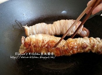 step8: 燒紅鑊 , 將雞卷放入鑊中用中火慢慢煎至兩面金黃色後盛起