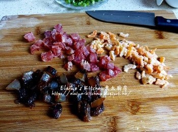 step4: 分別將臘肉臘腸切粒 , 浸好的蝦米瀝乾水份切粒