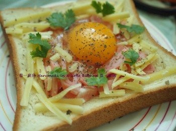 step2: 方飽用手指輕壓底部; 火腿切條鋪好, 輕打放雞蛋, 碎芝士沿雞蛋鋪好