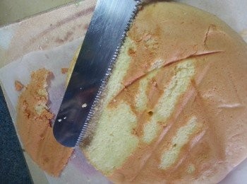 step8: 其他部份的蛋糕,先切去硬皮部份