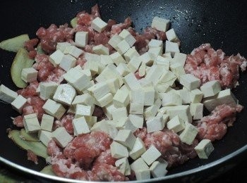 step3: 加入切丁的白豆干拌炒