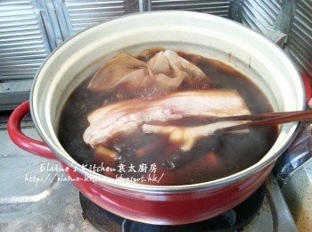 step8: 味道調好後先放入豬腩肉 , <a href="https://bit.ly/3kLFTWO" target="_blank" data-keyword="雞腳" class="guide-link"><strong>雞腳</strong></a> <span style="display:inline-block;vertical-align:middle;margin-top:-3px;color:initial;border-radius:3px;padding:2px 3px;font-size:12px;line-height:14px;background:#87d300;color:#fff;">即買</span> 轉慢火蓋上蓋滷1小時至入味