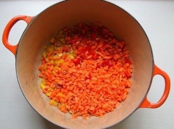 step6: 加入胡蘿蔔丁及彩色甜椒丁小火慢炒。