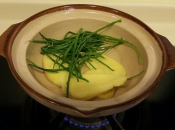 step1: 煲仔熱油，爆香薑葱