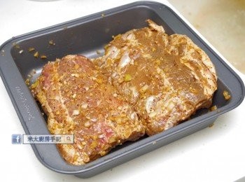 step2: 把豬肋排取出時，留下<span class="group_2">醃料</span>備用。把豬肋排放入烤盤中，放入已預熱200度的焗爐中，焗45分鐘。