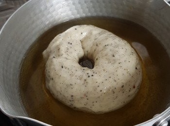 step4: 煮滾熱水500ml放入黃糖15g，放入做型後麵糰煮沸大約1分鐘，跟手撈起放進已預熱之焗爐190'c 作15-16分鐘烤焗便完成