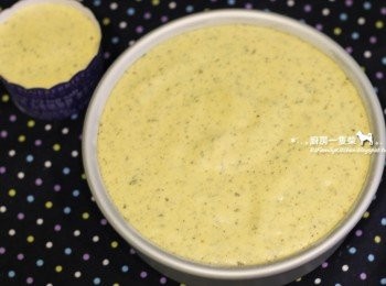 step8: 倒入烤模中約9分滿，提起烤模輕敲桌面幾下，震出較大的氣泡。