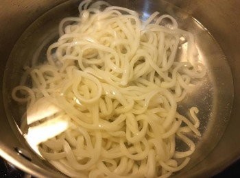 step3: 用鍋煲滾清水，放入烏冬後用筷子撥至散開一條條，跟住撈起備用