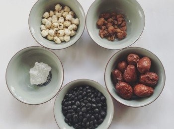 step1: 黑豆提前一兩小時浸泡，紅棗切半，蓮子去芯，全部<span class="group_1">食材</span>備好。