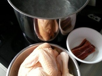 step1: 金華火腿及雞用滾水出水3分鐘去油,洗淨備用