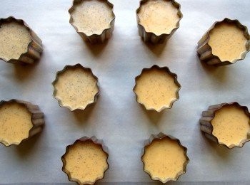 step11: 將烤箱預熱至250度c高溫,麵糊倒至銅模約8-9分滿,放入烤箱。第一階段:以上下火250度c烤20分鐘。第二階段:上下火200度c烤70分鐘,此時麵糊會因高溫沸騰而開始膨脹,下方熱氣將麵糊往上推高,這時將銅模取出做"敲模"或雙手左右揉搓銅模方式,讓麵糊降低(務必戴防熱手套)。