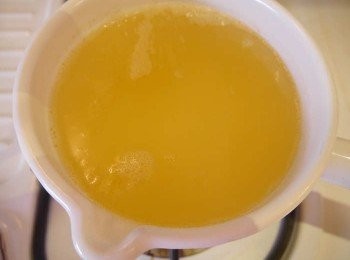 step1: *洋蔥切末，培根切片，蒜頭切片備用。米洗淨瀝乾~
*加熱雞高湯。