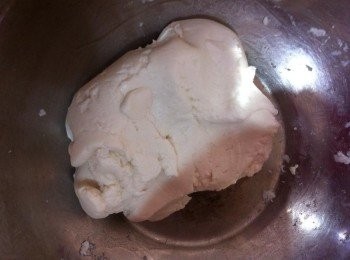 step3: 【食水要慢慢的加，直到可以搓成麵團即可。】搓成麵團后，取出4分之1，加入粉紅色素，一點就好。搓均勻。