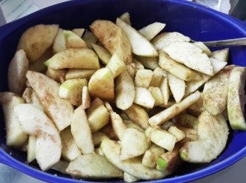 step1: 先將蘋果去皮去芯，切厚片，淋上檸檬汁以防變黑。再加2湯匙糖及肉桂粉拌勻