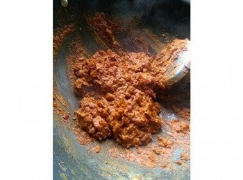 step3: 加入番茄一邊壓扁一邊拌炒，一直到番茄脫水變成糊狀 加入全部粉狀<span class="group_2">辛香料</span>和鹽，一直拌炒30秒左右，要避免燒焦 要是害怕燒焦可以加一湯匙沙拉油再繼續拌炒