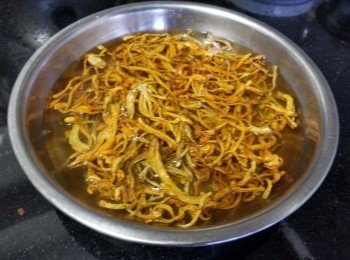 step3: 蟲草花，先用清水清洗一次，再用清水浸泡後，搾乾水份切碎，浸過蟲草花的水留用