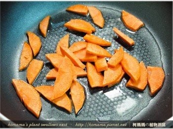 step2: 紅蘿蔔用洗淨後切片，先放入油鍋翻炒片刻至軟。
