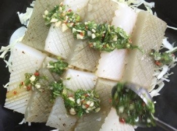 step6: 淋上拌勻的泰式醬汁，即可上桌享用。