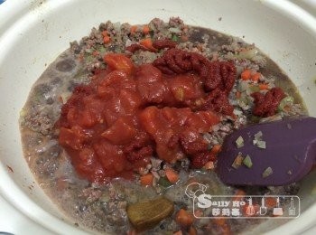 step3: 加入牛肉碎及茄膏、蕃茄、香草、黑椒及紅酒，細火煮一小時