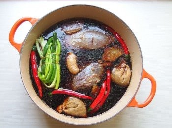 step5: 滷汁準備好後，先滷牛腱,煮滾後蓋上鍋蓋小火燉煮約1小時,熄火後放涼,連同滷汁一起浸泡放冰箱冷藏一晚,隔天享用時會更入味。