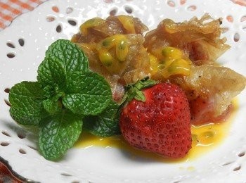 step4: 每份放四個草莓餛飩、一個草莓、半個百香果的果肉淋在上面