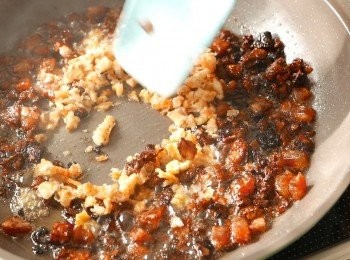 step8: 下蝦米多炒膶分鐘後盛起。