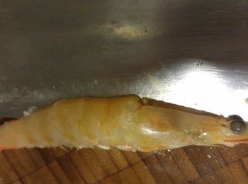 step2: 蝦用鉸剪剪去頭和尖角,在中間剪開個殼,再用刀開雙飛。