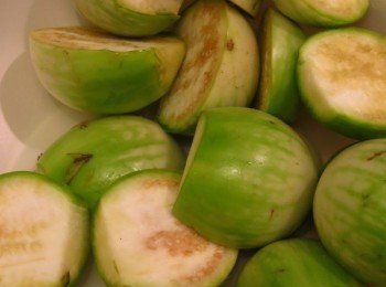 step5: 茄子洗淨去蒂，也是切半備用
大紅辣椒洗淨，先切半去籽，再切小片