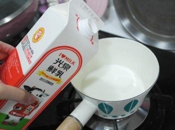 step3: 利用烤塔皮的時間來製作卡士達內餡!!取一小鍋將100%純天然的光泉鮮乳倒入小火加熱~微微的溫熱即可關火!!