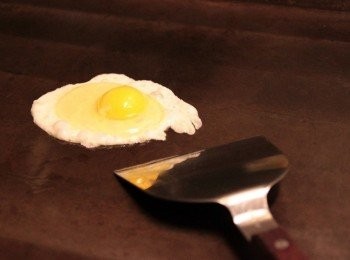 step3: 醬汁放涼，可裝進密風罐，需要用時再取出，這時煎太陽蛋吧