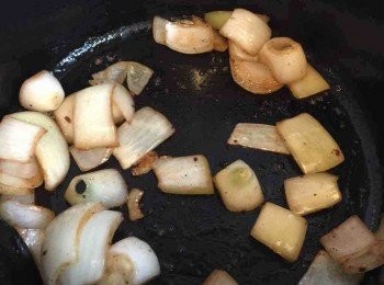 step3: 用豬腩肉的油炒香切塊的洋蔥。