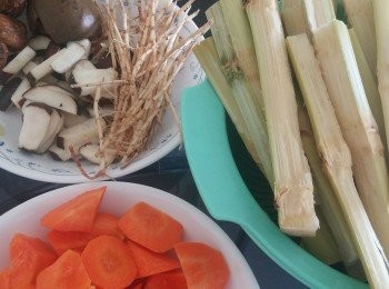 step1: 竹蔗先叫檔住代斬開幾舊回家再處理。