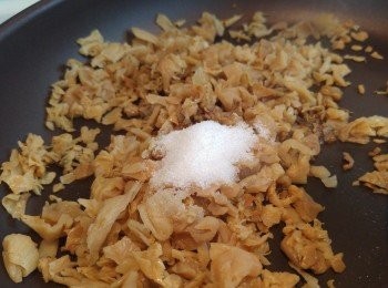 step3: 白鑊炒乾梅菜後加糖和生抽炒混。