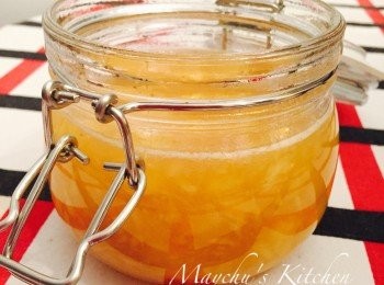 step4: 拌入蜂蜜，試味。因為冷藏後甜度會稍微減弱，故試味時不妨將果醬調得甜一點點。完成後裝到已消毒的密封玻璃瓶內，待完全放涼後蓋好，放進雪櫃冷藏。